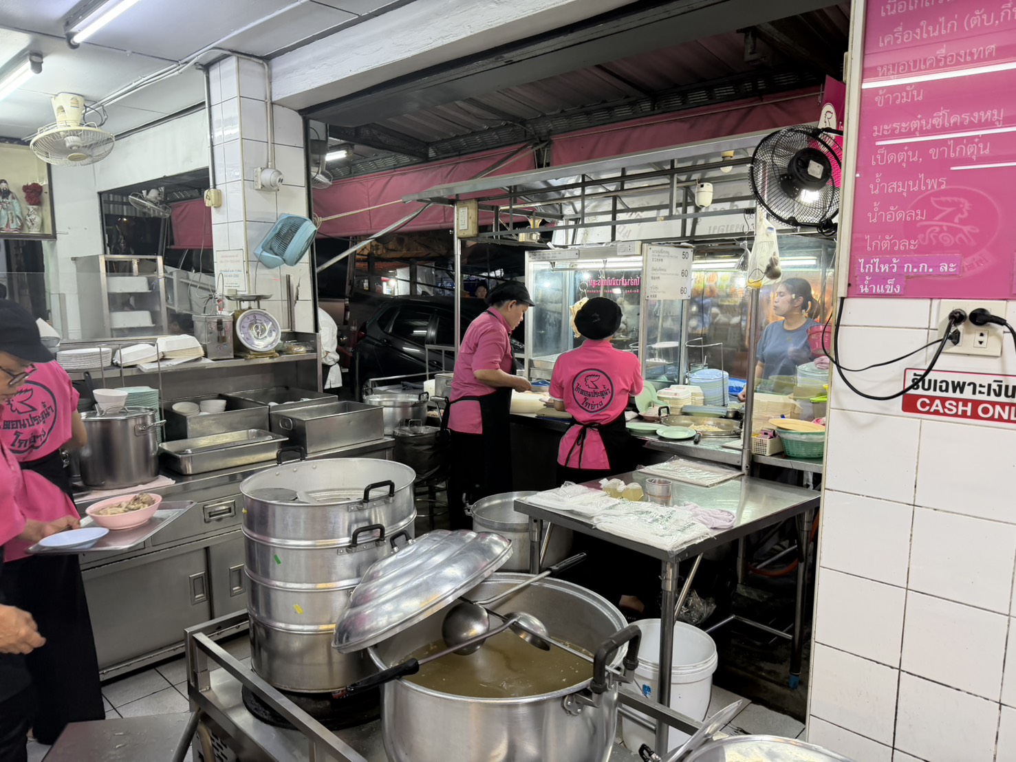 粉紅制服的店員在開放廚房忙進忙出、大鍋燉著雞湯——這畫面就是水門 Go-Ang 的招牌