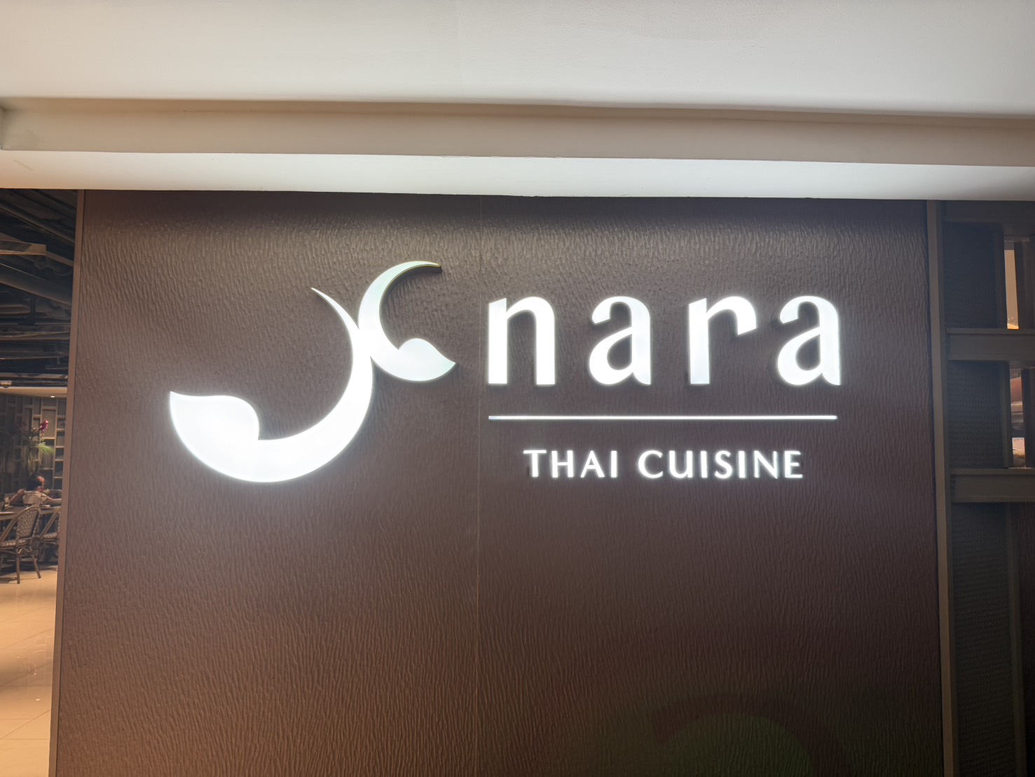 四面佛一帶逛完,步行就能來吃 NARA Thai。