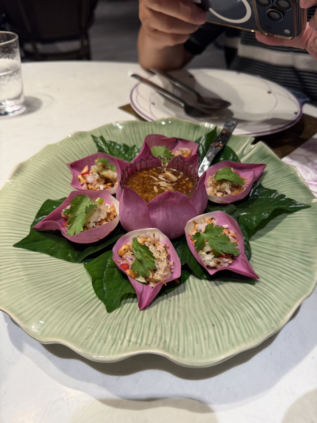 造型討喜的金杯,酥殼和內餡一起入口最好吃。