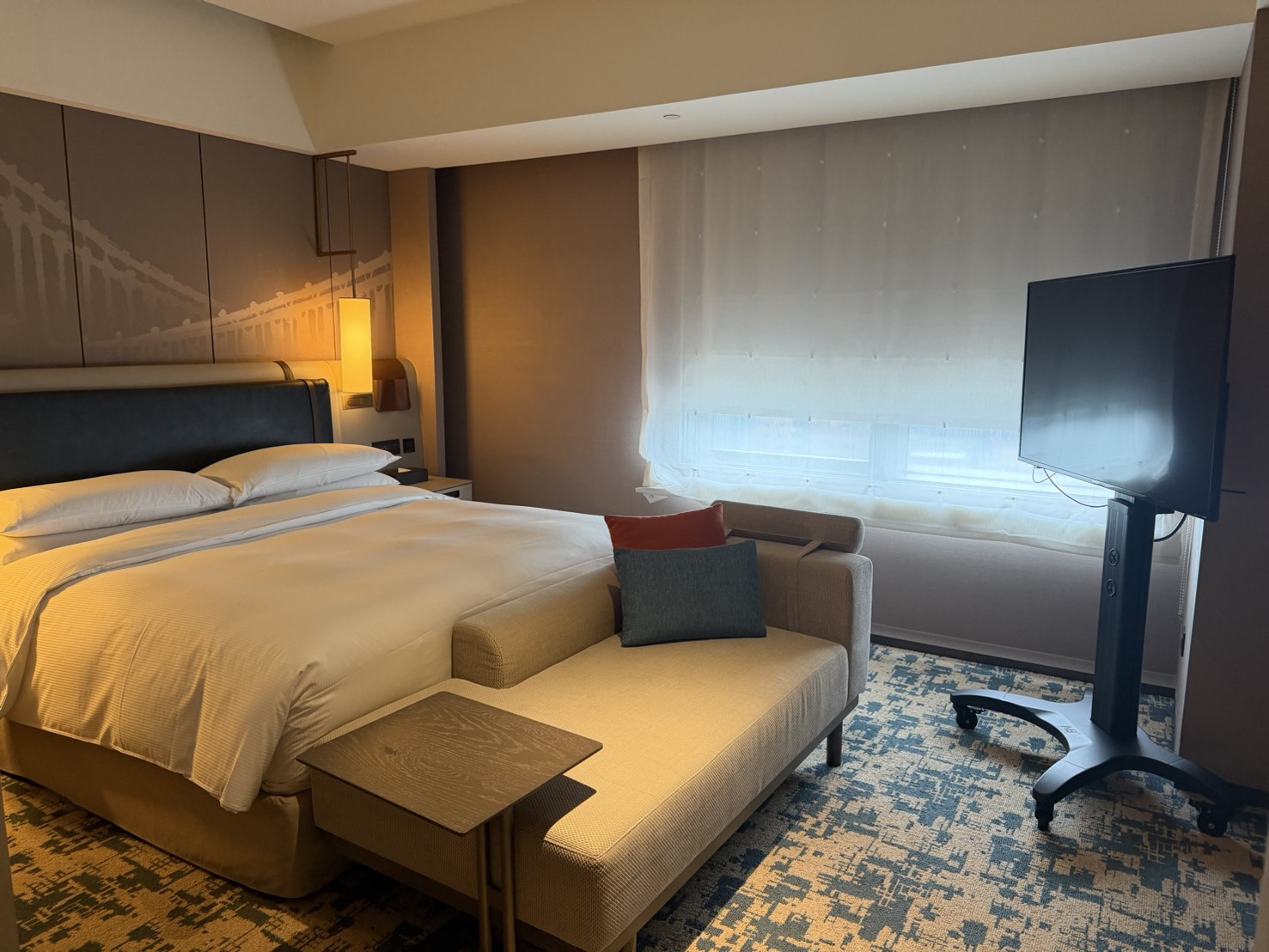 King Suite 臥室與特大床。