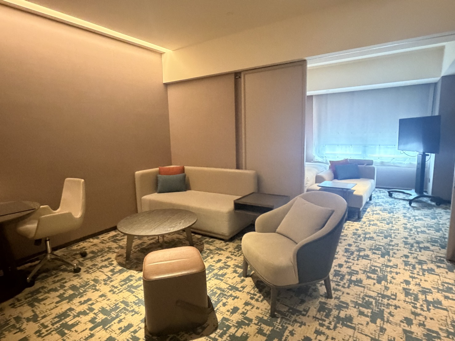 King Suite 有獨立客廳與臥室,空間感比一般客房舒服很多。
