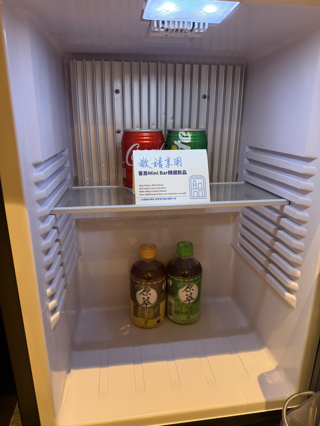 冰箱與飲品配置。