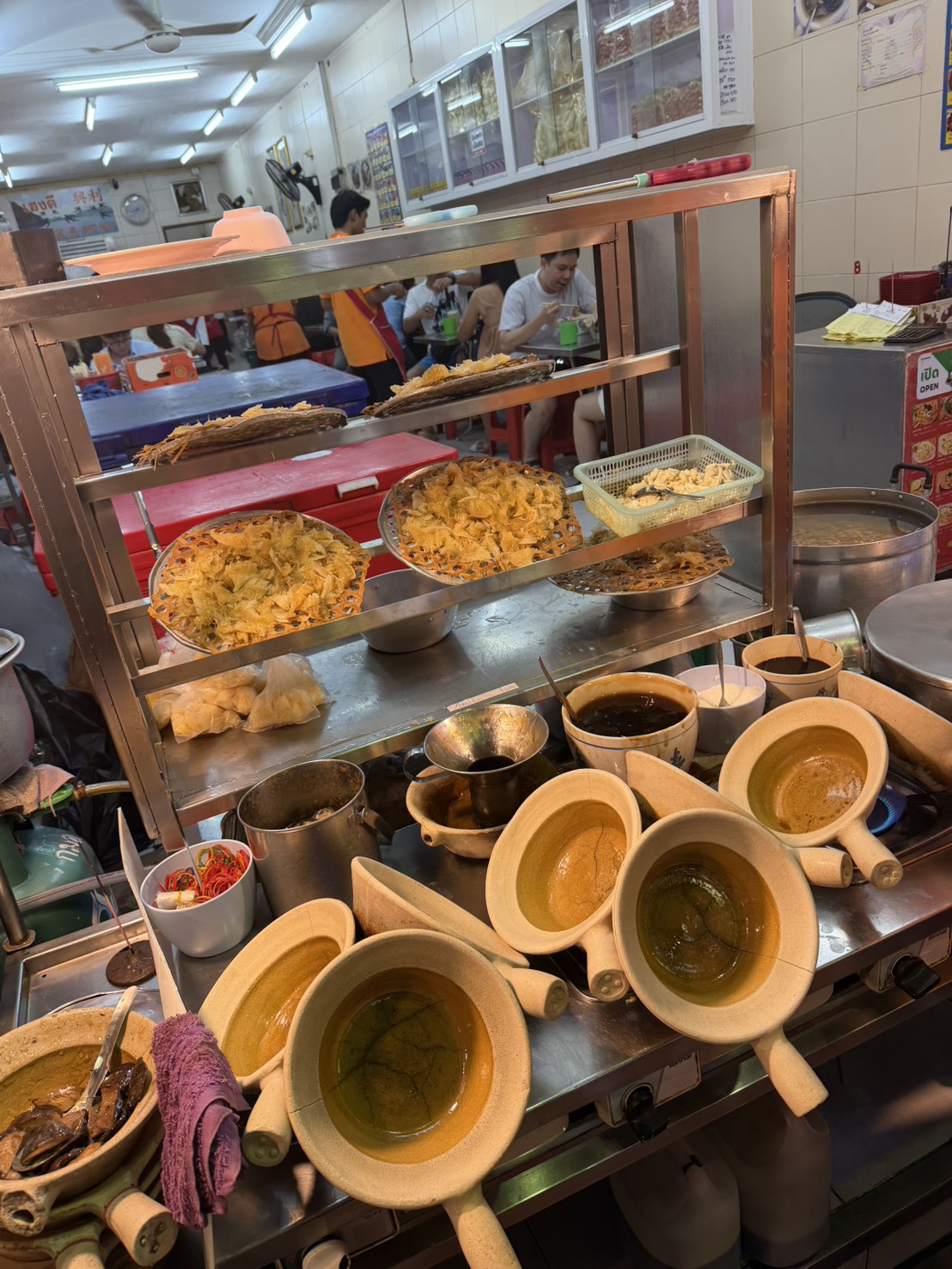 門口一整排砂鍋與食材,現場熱氣很有唐人街氣氛。