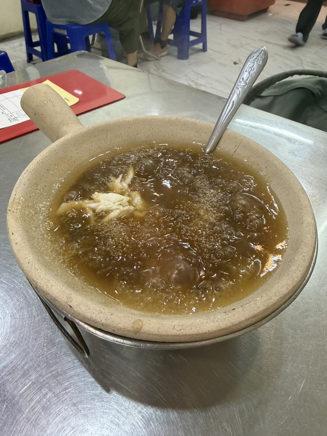 興利魚翅以砂鍋上桌,湯汁濃稠、熱度很足。