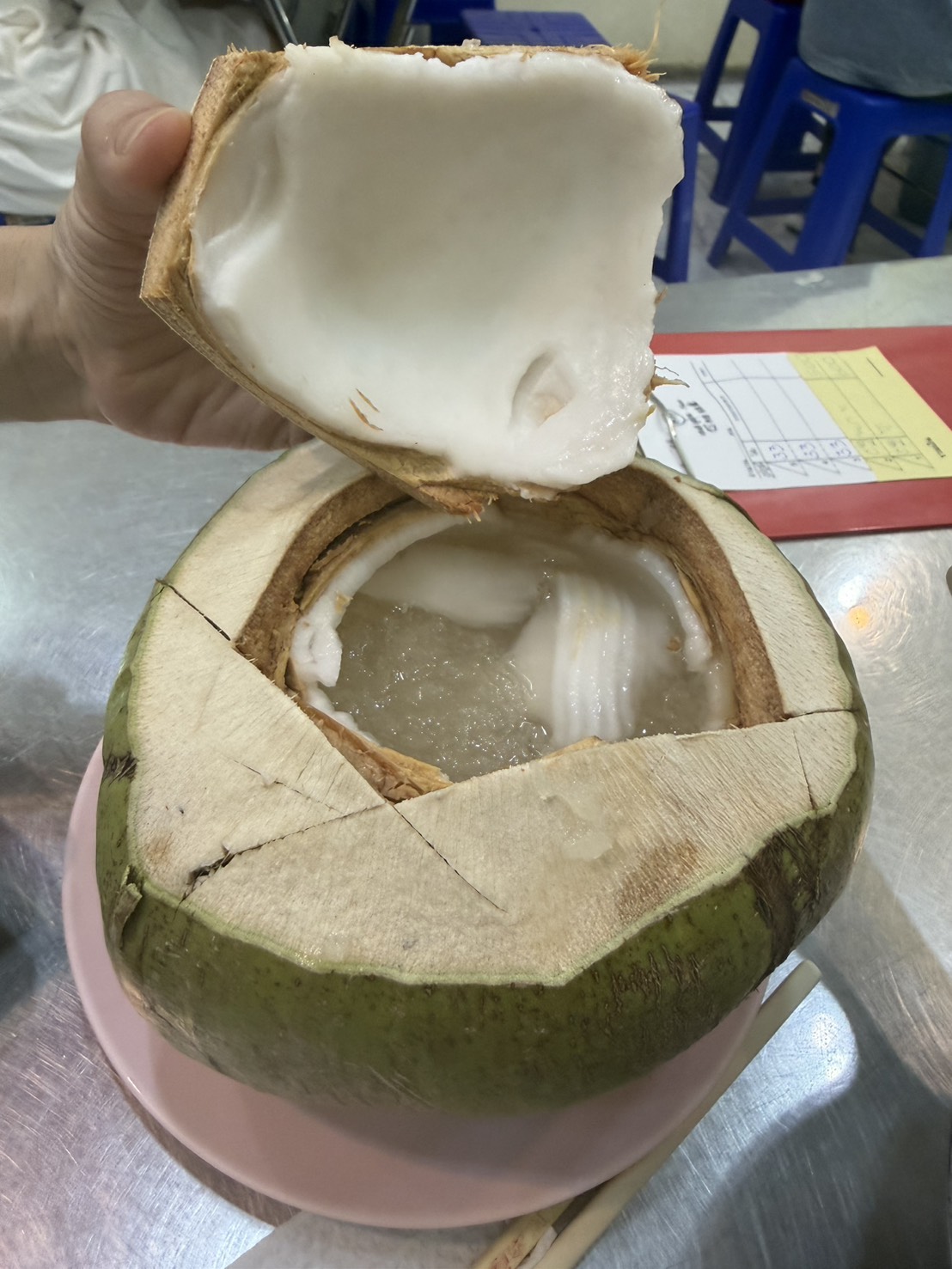 椰皇燉燕窩直接盛在椰皇裡,椰香和燕窩一起入口。