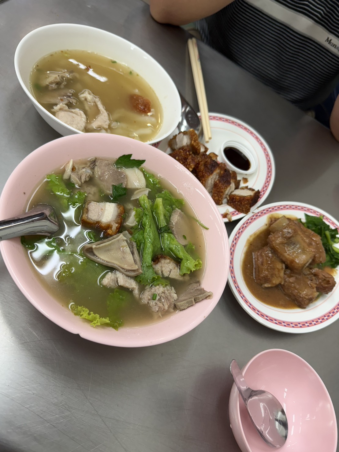 粿汁、豬雜湯、炸豬肉與滷排骨,幾個人分食最剛好。
