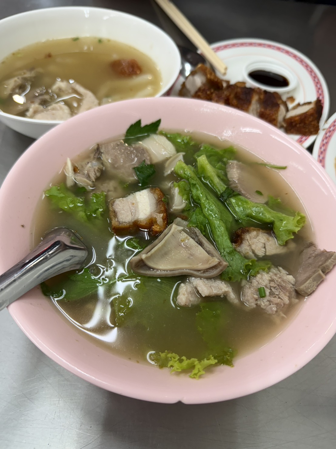綜合豬雜湯配料很多,湯頭反而不會過度厚重。