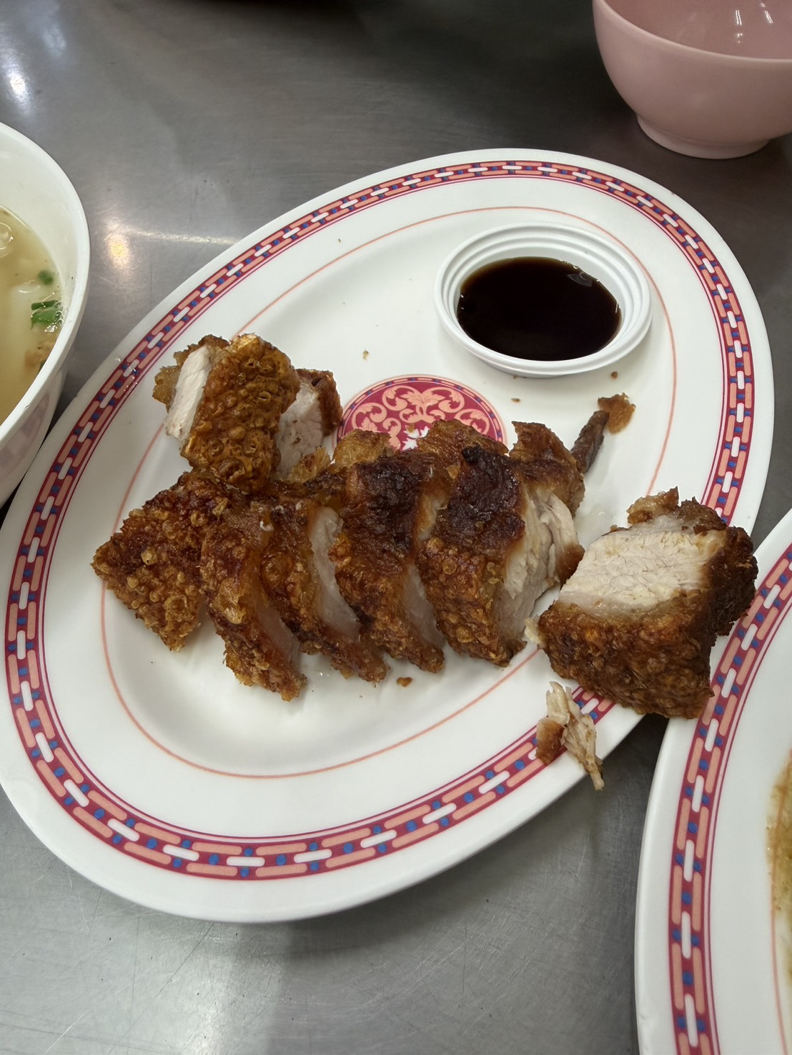 酥炸豬肉外皮酥脆,沾一點醬就很夠味。