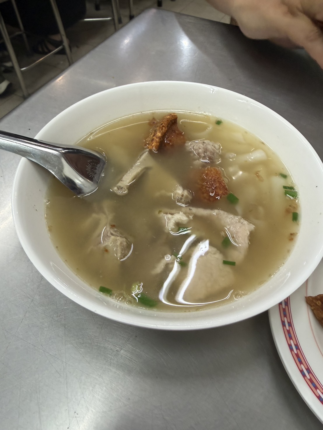 粿汁湯裡也有酥脆豬肉,軟、脆口感交錯。