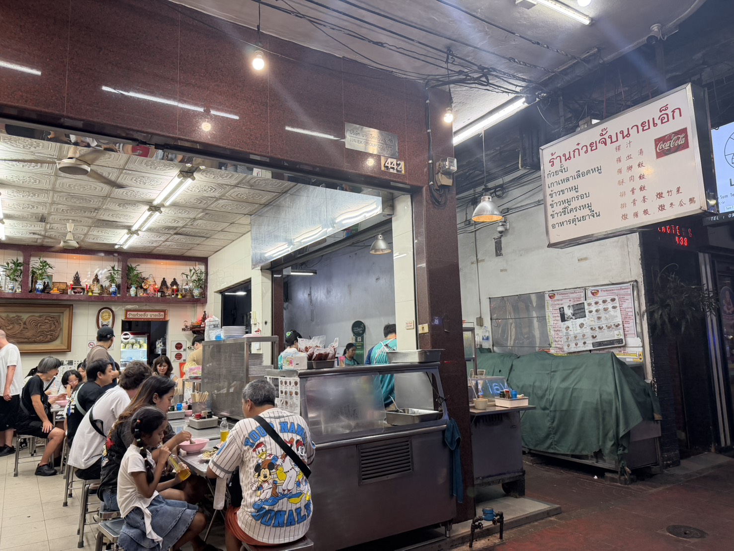 權記粿條店面,人潮多但翻桌速度也快。