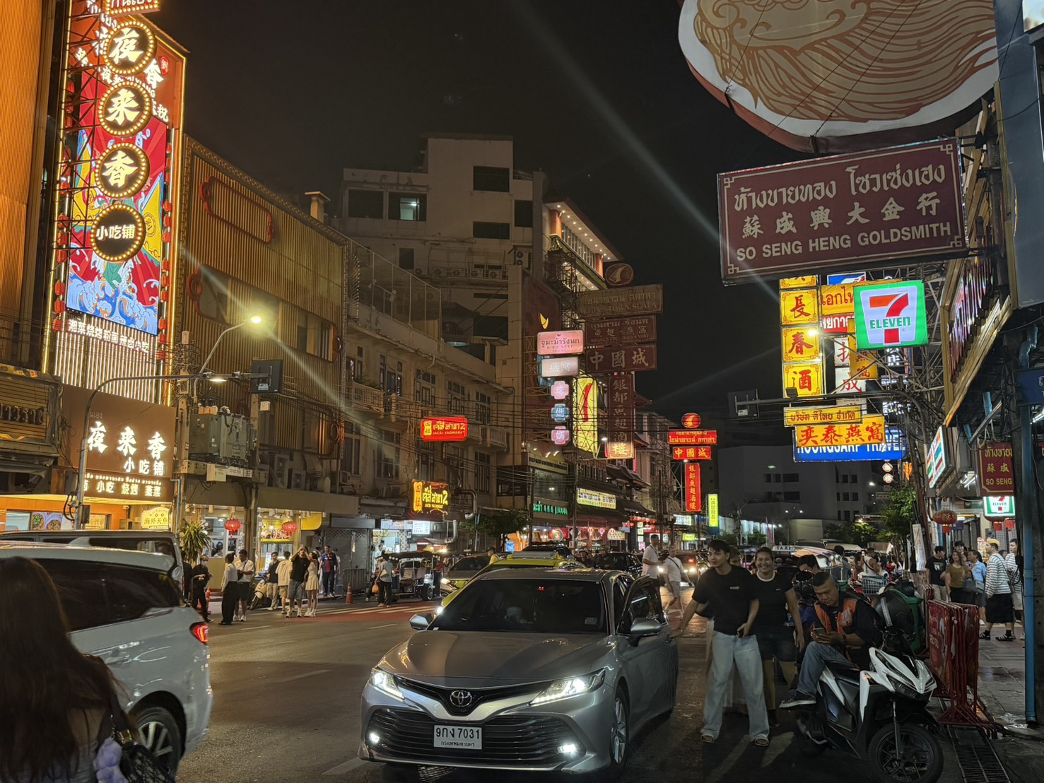 夜裡的耀華力路,霓虹、車流和人潮全部擠在同一個畫面。